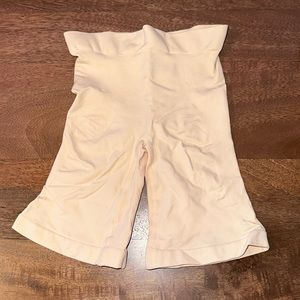 SKIMS NWOT Sculpting Above the Knee Shorts - Size S/M